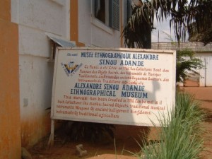 Porto-Novo : pancarte musée ethnographique