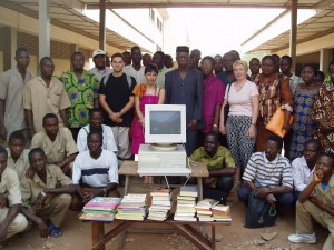 Parakou-Février 2005 Remise dun ordinateur pour le club Draguignan-Bénin Crédit photo MANIOC