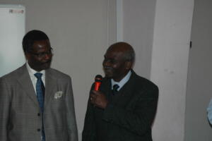 Yaya Médé Moussa en discussion avec le consul honoraire Stéphane Houenoussi. Yaya Médé Moussa fut le premier proviseur du lycée Mathieu Bouké et l’ambassadeur du Bénin à Paris.